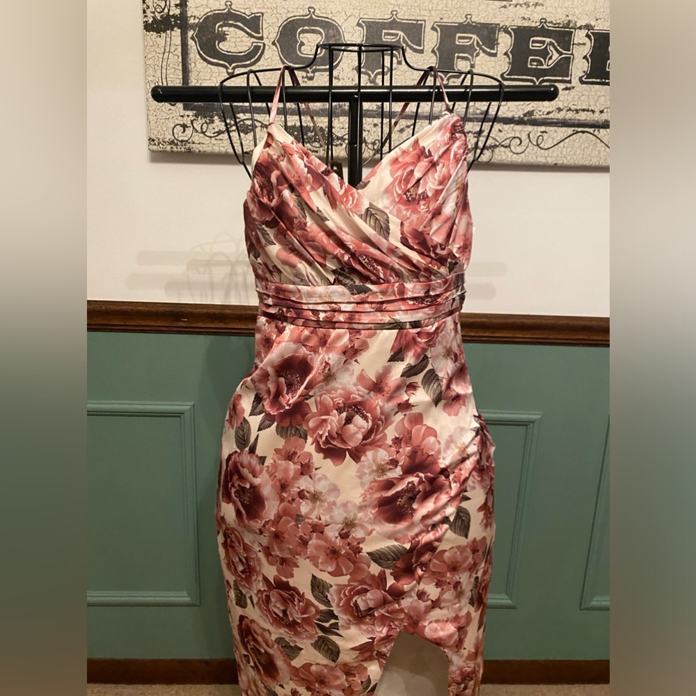 NWT spaghetti strap floral midi from Express. Beautiful and classy! Size 6